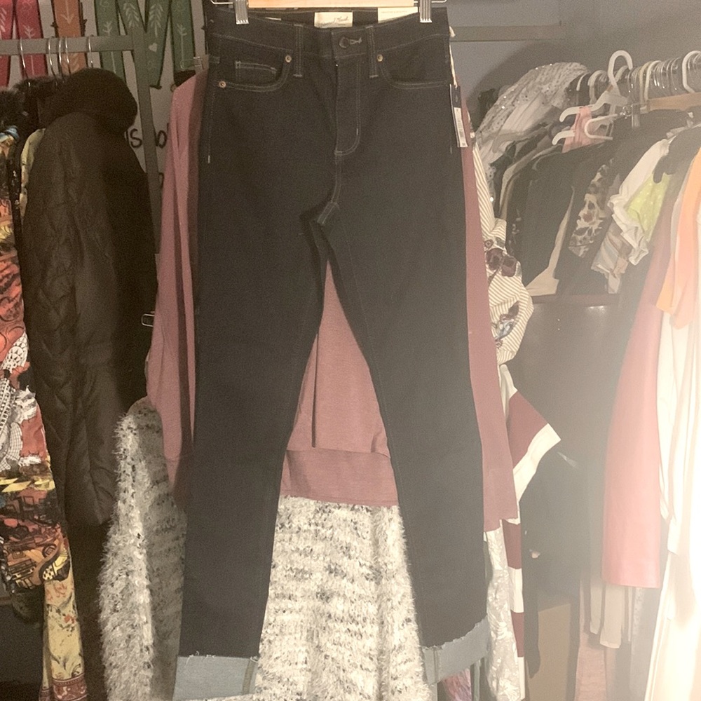 NWT Universal Thread sculpting high rise skinny jeans. Dark almost black. 00/24
